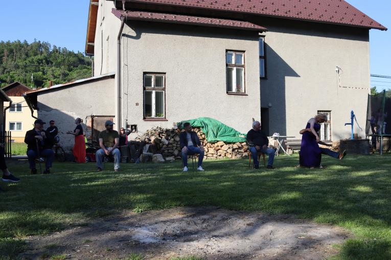 Rodinný den - Kácení máje