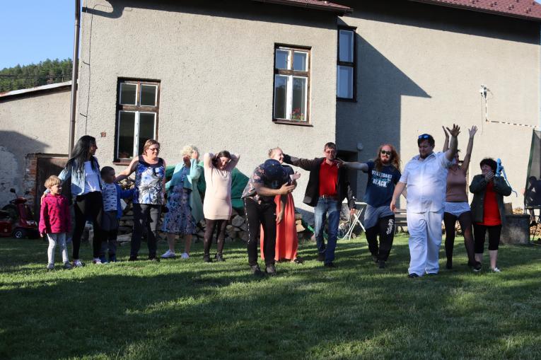 Rodinný den - Kácení máje